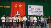 Trao tặng thẻ BHYT cho 300 người có hoàn cảnh khó khăn