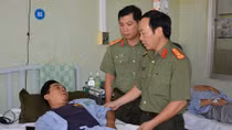 Thăm hỏi, động viên cán bộ chiến sỹ bị thương khi làm nhiệm vụ