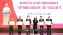 Phó Chủ tịch nước Đặng Thị Ngọc Thịnh trao tặng danh hiệu Thầy thuốc nhân dân cho 5 bác sỹ