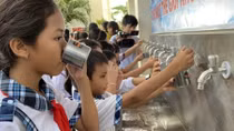 “Thật vui khi em đã được uống nước sạch…!”