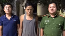 Công an xã đưa người đàn ông bỏ nhà đi lang thang về với gia đình