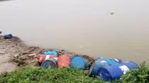 Đổ hàng chục thùng phuy nghi chứa chất độc hại xuống sông Hồng