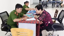 Đến tận chung cư giải quyết thủ tục tạm trú cho người dân