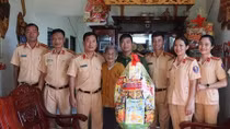 Thăm hỏi, tặng quà Tết Mẹ Việt Nam Anh hùng; thân nhân Liệt sĩ CAND