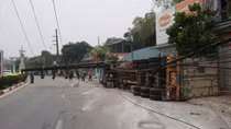 Xe đầu kéo đâm gãy cột điện trung thế, nhiều khu phố Điện Biên mất điện