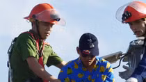 "Siêu nhân” leo lên đỉnh tháp cầu Thuận Phước chơi trò mạo hiểm
