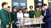Hai thanh niên Lào vào Việt Nam cùng 60 bánh cần sa