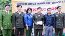 Trao tiền hỗ trợ nhà ở cho cán bộ, chiến sỹ Công an Hà Tĩnh, Quảng Bình