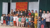 Nâng bước các em học sinh La Hủ đến trường
