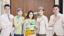 Khách xếp hàng “săn” vé ưu đãi tại Bamboo Airways Tower 265 Cầu Giấy