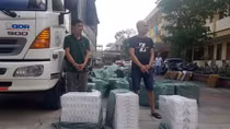 Vận chuyển xe máy mới tiện thể "ém" 23 ngàn bao thuốc lá lậu