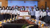 Agribank Láng Hạ tặng BV Đại học Y 200 triệu chống dịch COVID-19