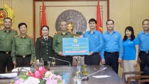 Trao quà động viên, khích lệ những chiến sĩ CAND trên mặt trận phòng chống dịch