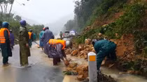 Người dân vùng bị sạt lở, chia cắt không sợ thiếu đói