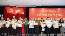 Bộ Công an tặng Kỷ niệm chương Vì sự nghiệp bảo vệ ANTQ cho 9 cá nhân