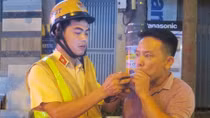 CSGT chặn “ma men” cầm lái trên quốc lộ 32