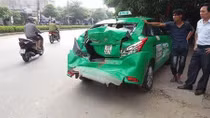 Xe buýt phóng nhanh đâm taxi, hành khách hốt hoảng
