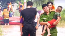 Công an Bình Phước giúp hàng trăm người dân tránh lũ
