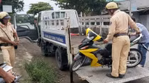 Phát hiện nhiều xe máy đang "độ" trong một tiệm sửa xe