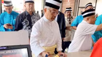 Vua Malaysia xếp hàng mua đồ ăn