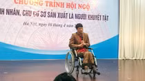 Giám đốc ngồi xe lăn tạo việc làm cho người lao động nghèo