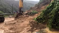 Đường Hồ Chí Minh qua Quảng Trị sạt lở, giao thông tắc nghẽn
