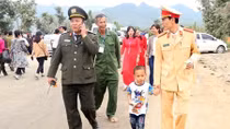Kịp thời giúp bé trai đi lạc tại Lễ khai hội chùa Tam Chúc tìm thấy người thân