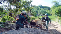 Đội “lửa trời” làm đường cho dân