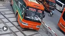 Gác chắn tàu xiên thủng xe khách, nhiều người thoát chết
