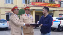 CSGT trao trả tài sản gần 100 triệu đồng cho người đánh rơi