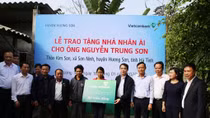 Vietcombank tặng 100 nhà nhân ái và 1000 suất quà Tết đến với người nghèo