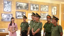 Lãnh đạo Bộ Công an dâng hương tại Khu lưu niệm 6 điều Bác Hồ dạy CAND