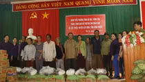 Công an huyện Lộc Ninh tặng quà cho đồng bào nghèo nơi biên giới