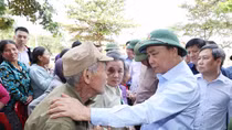 Cứu trợ đồng thời tạo sinh kế cho người dân vùng lũ