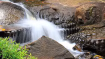 Dòng sông thiêng chứa hàng ngàn Linga-Yoni