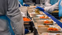 Dân biểu EU bất bình vì nhà ăn tăng giá