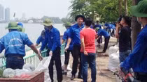 Thanh niên Thủ đô tham gia làm sạch Hồ Tây