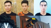 Dùng súng bắt hai cô gái trẻ rồi "đẩy" vào quán karaoke