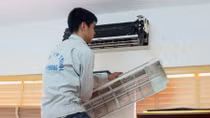 Những mánh khóe của thợ sửa điều hòa trong cao điểm nắng nóng