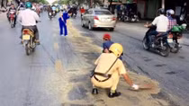 CSGT Hải Phòng thu dọn vệt dầu dưới cái nắng thiêu đốt