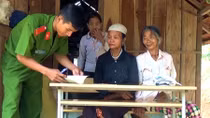 Đến từng nhà dân thu thập thông tin dân cư