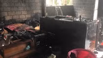 Nổ bình gas mini phát nổ trong lúc nấu ăn, cửa hàng bốc cháy
