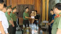 Trao tặng sổ tiết kiệm cho gia đình Đại úy Sầm Quốc Nghĩa