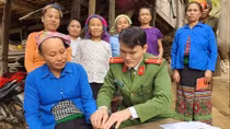 Những tấm căn cước nghĩa tình ở bản