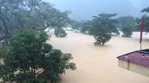 Lũ lên nhanh ở Hà Tĩnh, Quảng Bình gây nguy cơ cho các hồ chứa 