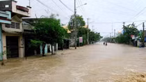 Áp thấp nhiệt đới suy yếu, lũ lên cao tại Nam Trung Bộ 