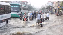 Triều cường lên cao, TP Hồ Chí Minh đối mặt nguy cơ ngập úng 