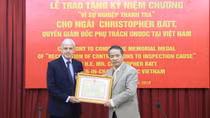 Thanh tra Chính phủ trao Kỷ niệm chương cho quyền Giám đốc quốc gia UNODC tại Việt Nam 