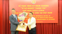 Thanh tra Chính phủ trao Kỷ niệm chương cho Đại sứ Anh tại Việt Nam 