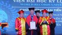 AHLĐ Nguyễn Quang Mâu làm Tiến sĩ danh dự Viện Đại học Kỷ lục Thế giới